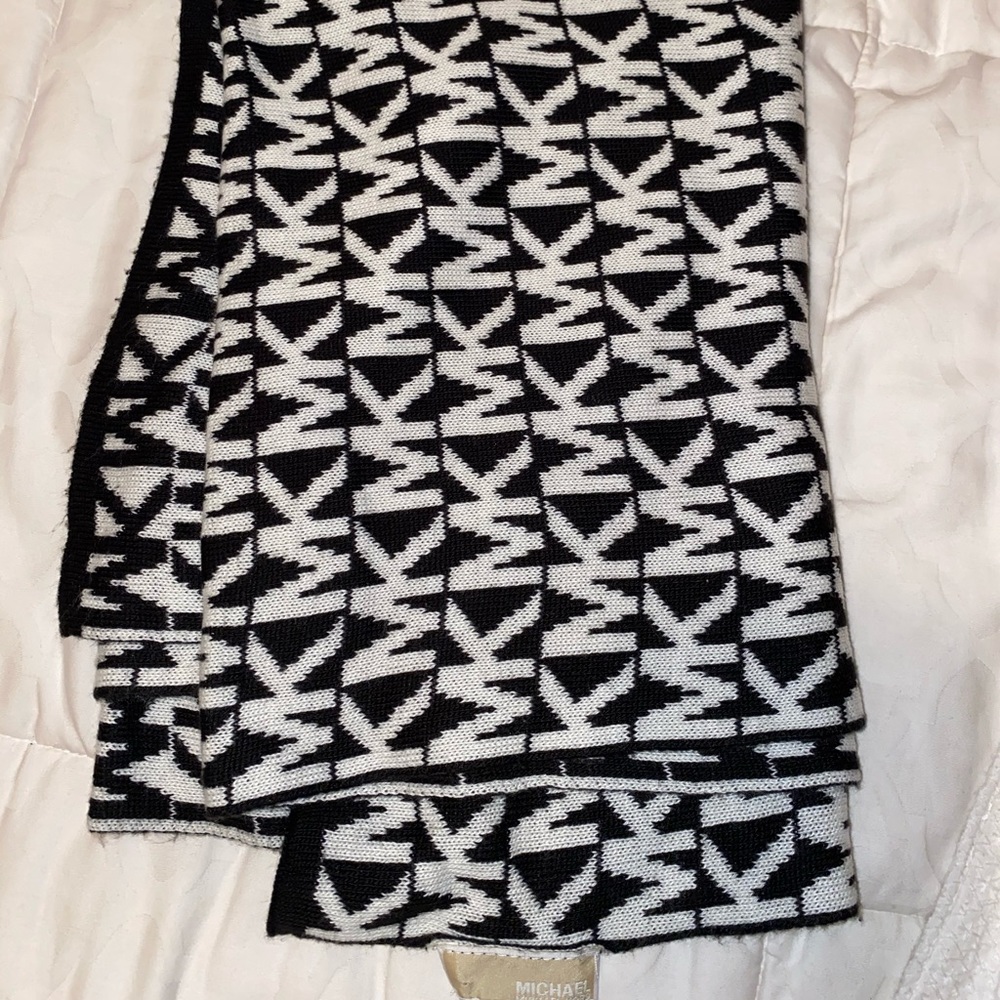 Micheal Kors Black & White Scarf